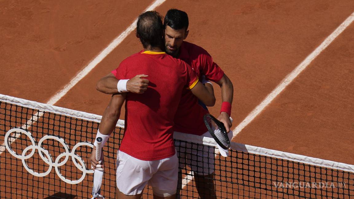 $!Djokovic y Nadal se dieron un abrazo bajo los aplausos de Roland Garros en un juego para la historia.
