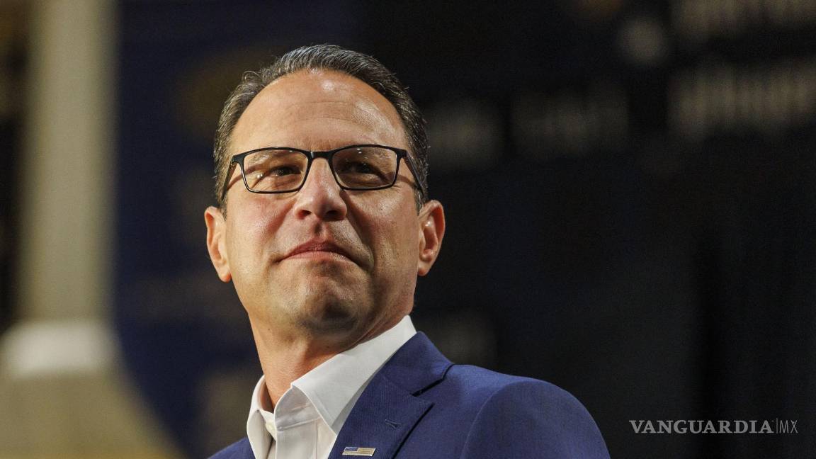 $!El gobernador de Pensilvania, Josh Shapiro, escucha a la gobernadora de Michigan, Gretchen Whitmer, durante un evento de Harris en Ambler, Pensilvania.