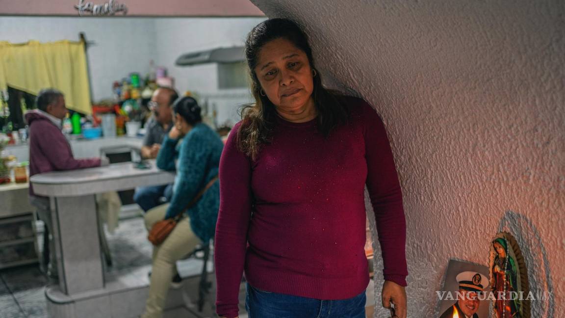 $!María Meza, madre de Arturo Zacarías Meza, un tripulante del buque mercante Galaxy Leader, muestra una foto de su hijo en su casa en Misantla.