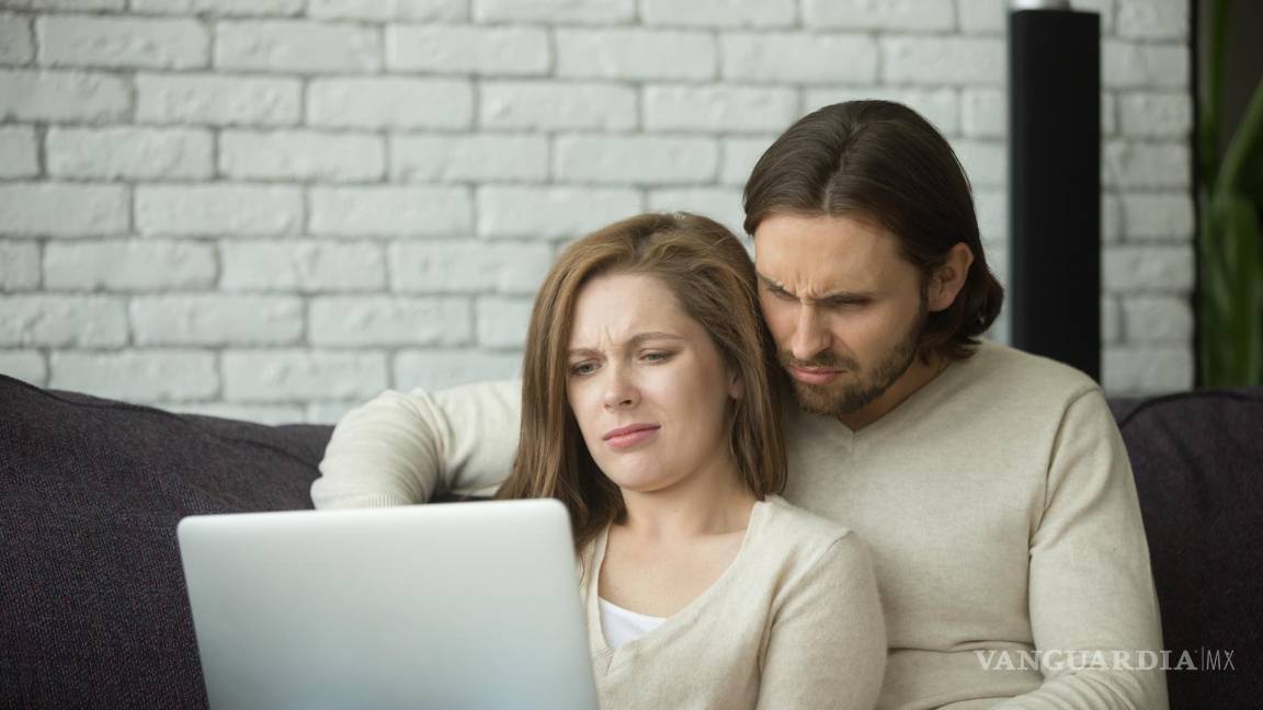 $!Pareja con gesto de extrañeza al consultar operación 'online'.