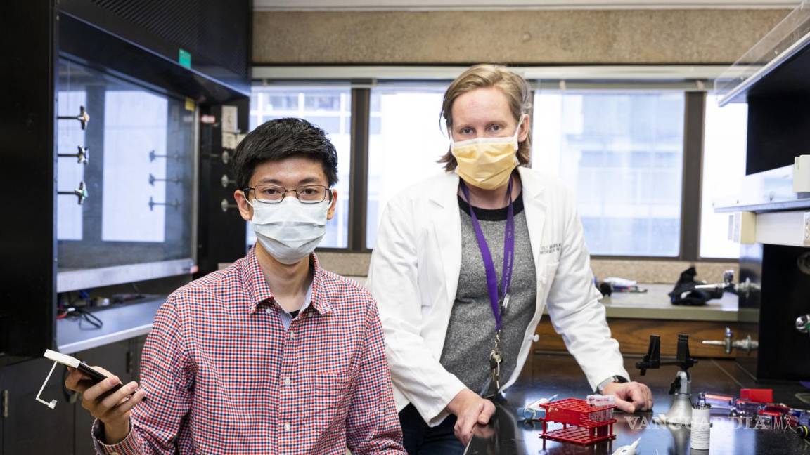 $!Justin Chan (izquierda, sosteniendo el dispositivo) y la Dra. Kelly Michaelsen (derecha).