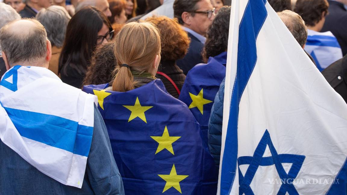 $!Miembros del Comité de Coordinación de Organizaciones Judías y el Foro Voor Joodse Organizaciones, en una vigilia pro israelí frente a la Embajada de Israel en Bruselas.