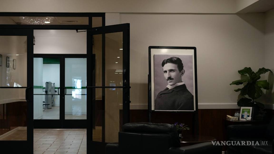 $!Un retrato de Nikola Tesla se ve en el lobby del Tesla Wellness Hotel y MedBed Center de Tesla BioHealing en Butler, Pensilvania.