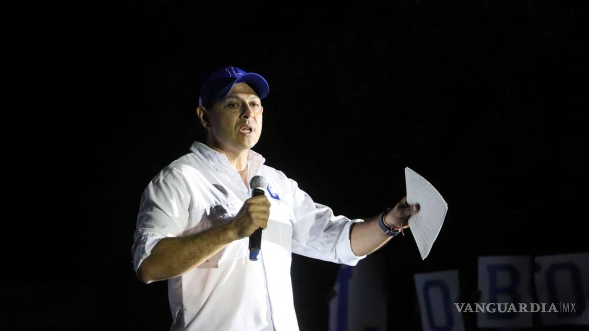 $!El rector Octavio Pimentel realiza la primera compra en la tienda en línea, apoyando así a la comunidad estudiantil.