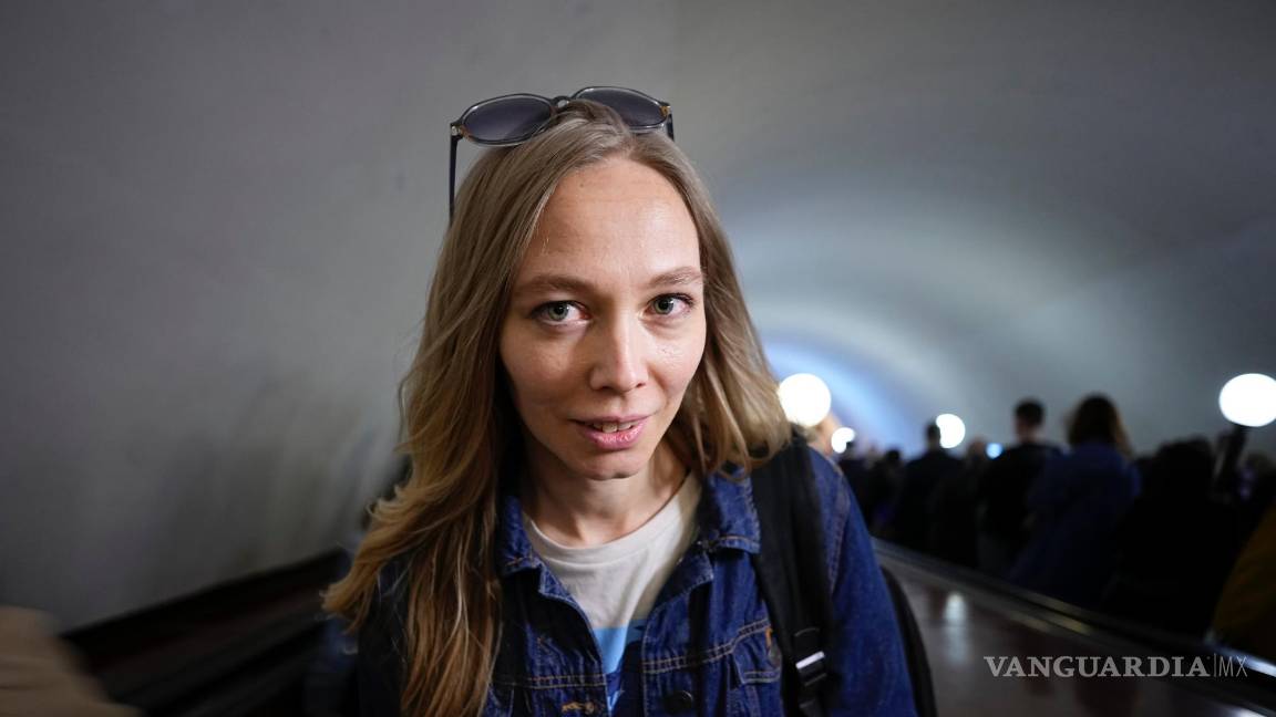$!Yekaterina Maksimova en una escalera mecánica en el metro de Moscú en Moscú, Rusia. La periodista y activista ha sido detenida cinco veces en el último año.