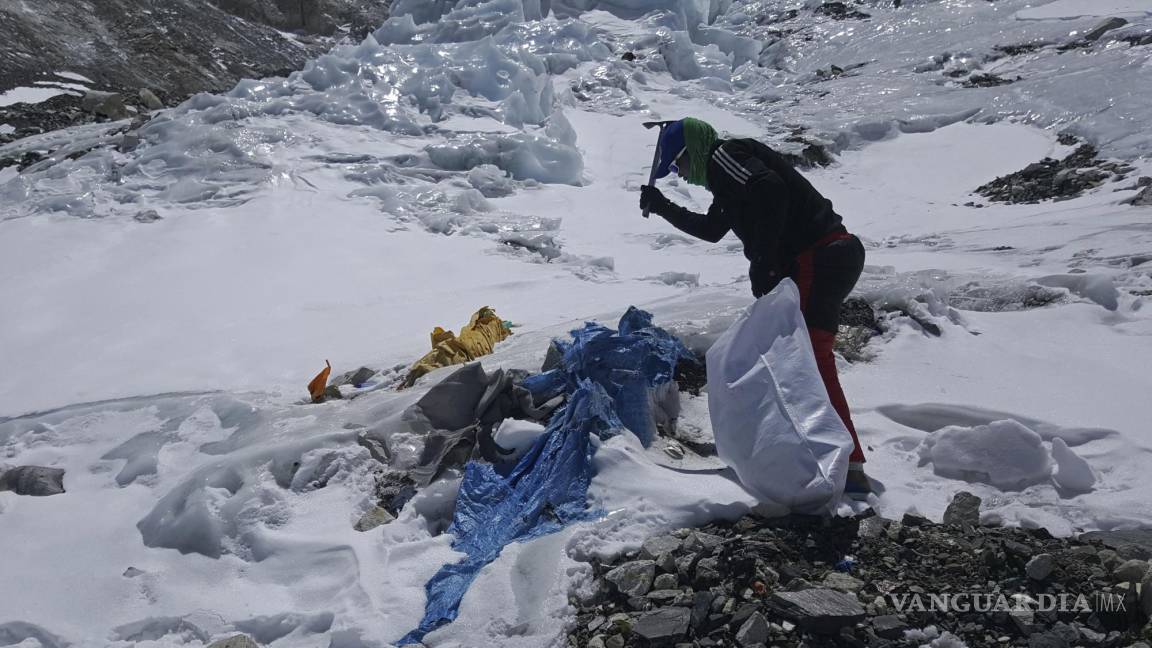 Llevará años retirarla, el campamento más elevado del monte Everest está lleno de basura congelada