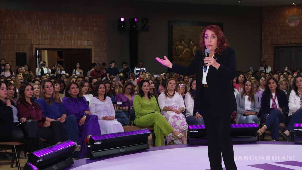 Fernanda Familiar en Saltillo; pide a mujeres evitar radicalismo