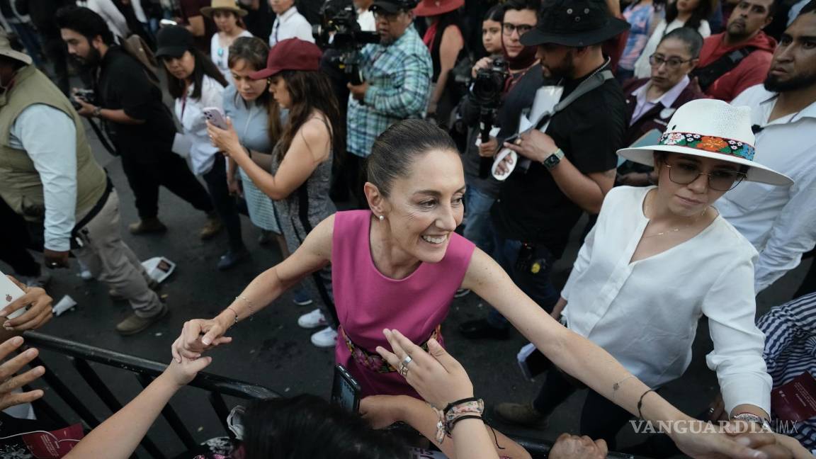 $!Claudia Sheinbaum saluda a sus seguidores a su salida de un acto de campaña en el monumento a la Revolución en Ciudad de México.