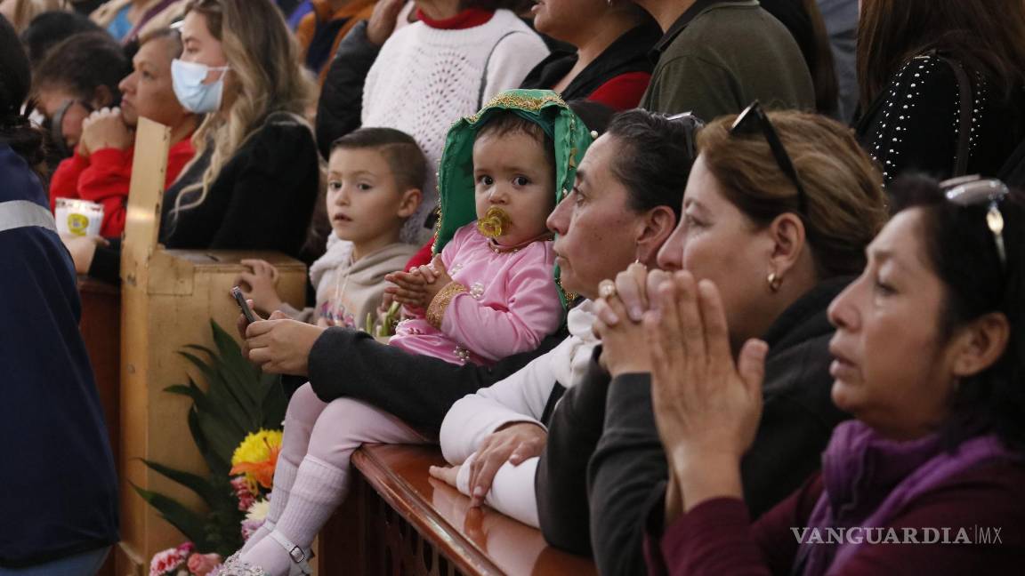 $!Bajo los pies de la Virgen Morena, los peregrinos expresan gratitud y rezan por favores recibidos en el aniversario de los 492 años de su aparición.