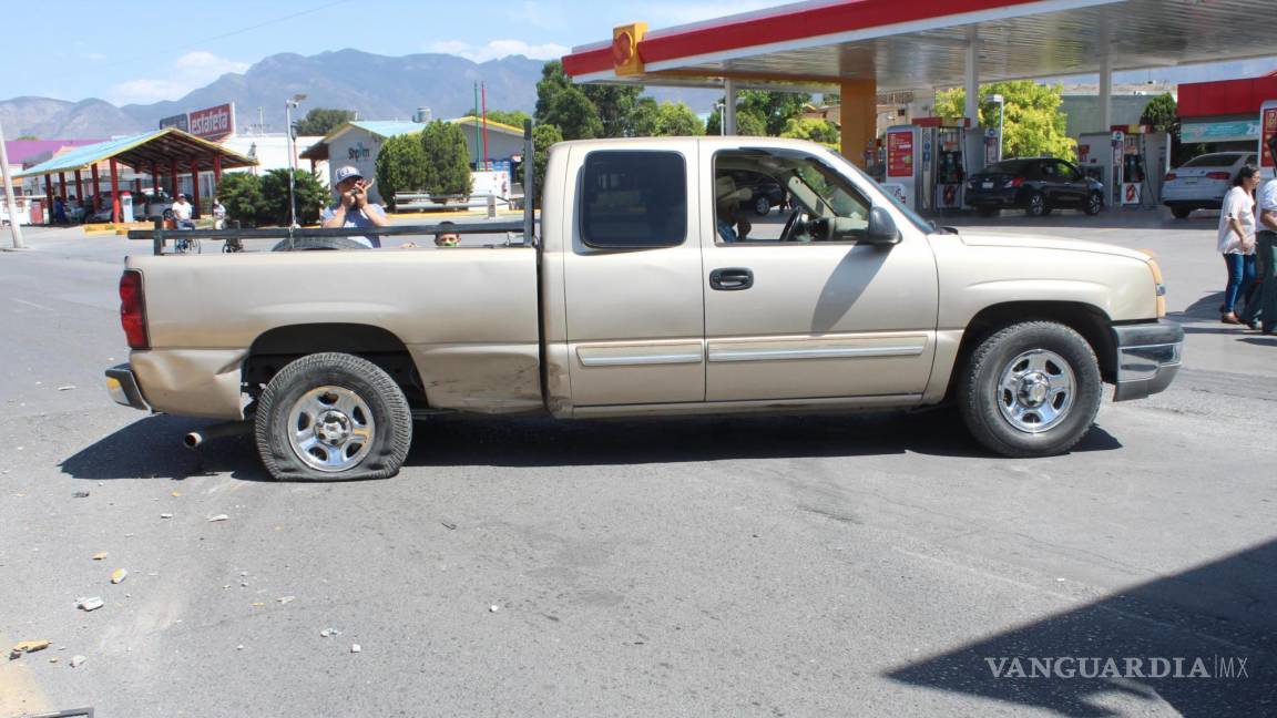 Saltillo: camión de ruta le obstruye el rojo de semáforo y choca