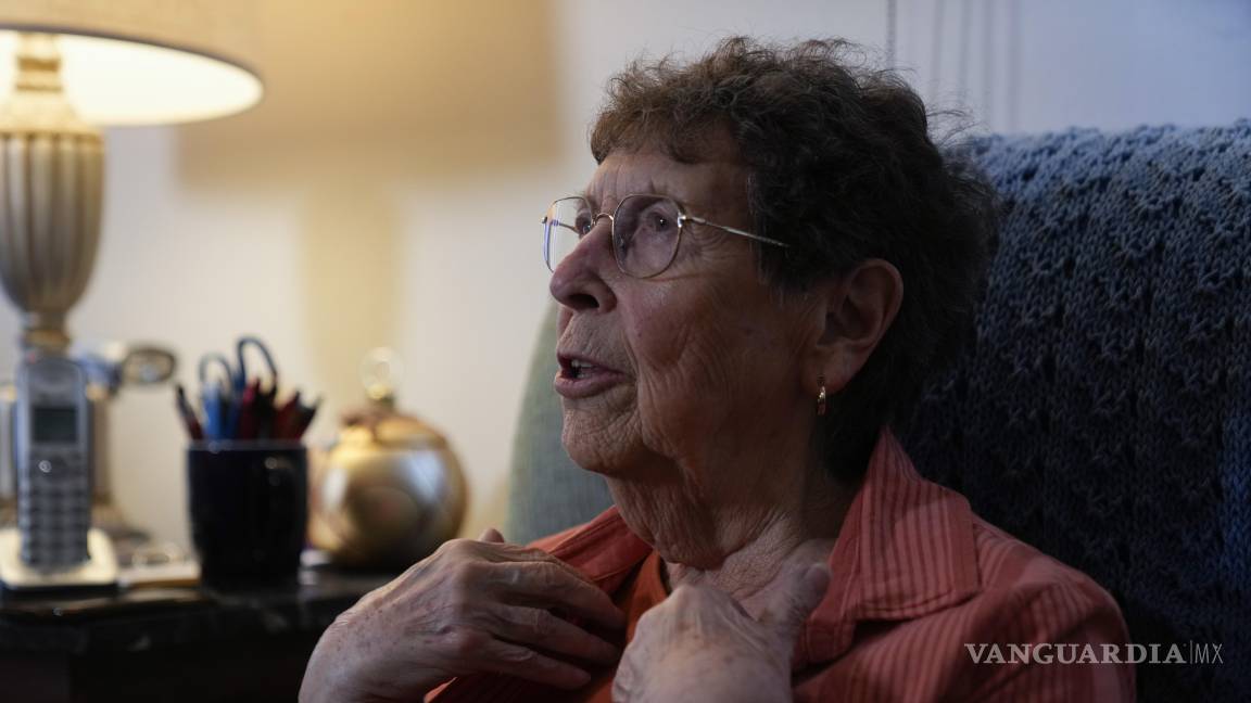 $!Sister JoAnn Persch, 90, a nun with the Sisters of Mercy, talks about her time helping immigrant families and asylum seekers Thursday, Feb. 20, 2025, in Alsip, Ill. (AP Photo/Erin Hooley)