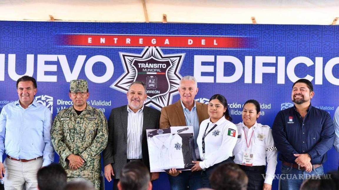 $!Agentes de tránsito recibierón sus nuevos uniformes durante la ceremonia de entrega, fortaleciendo su compromiso con la seguridad vial en Torreón.