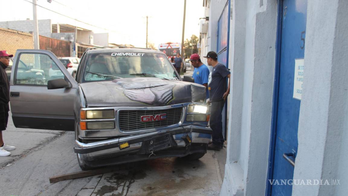 Familia esquiva a un camión de ruta y se impacta contra negocio de Saltillo