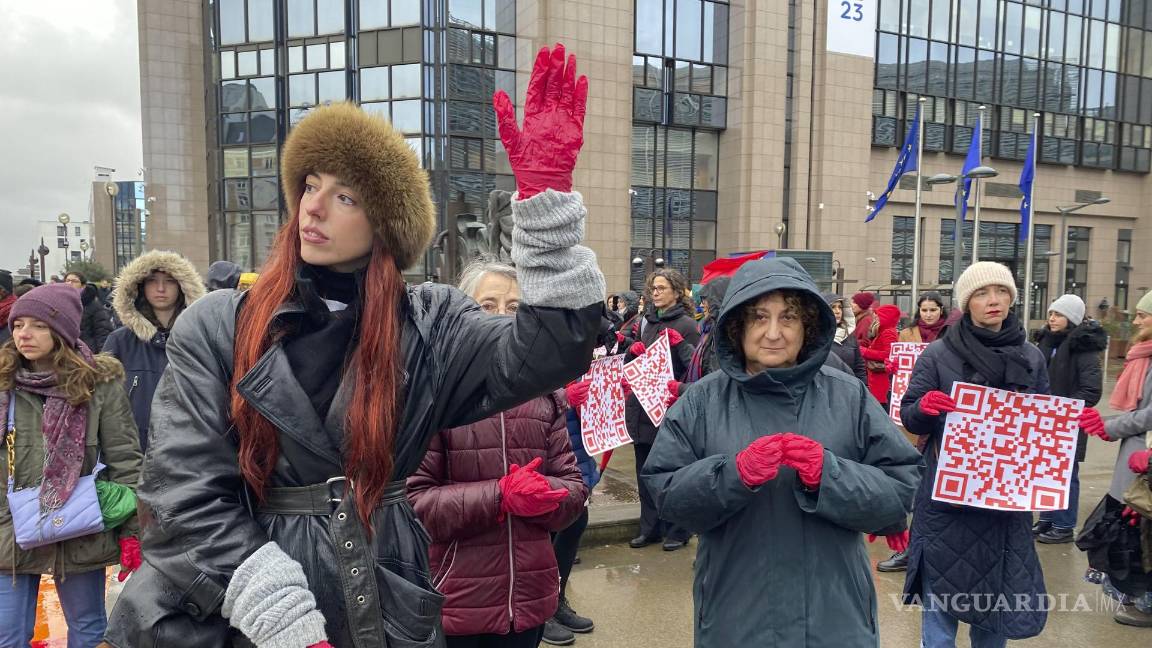 $!Mujeres voluntarias en la 'performance' ‘Secret Strike' de la artista española Alicia Framis contra la violencia de género en Bruselas este viernes en Bruselas.