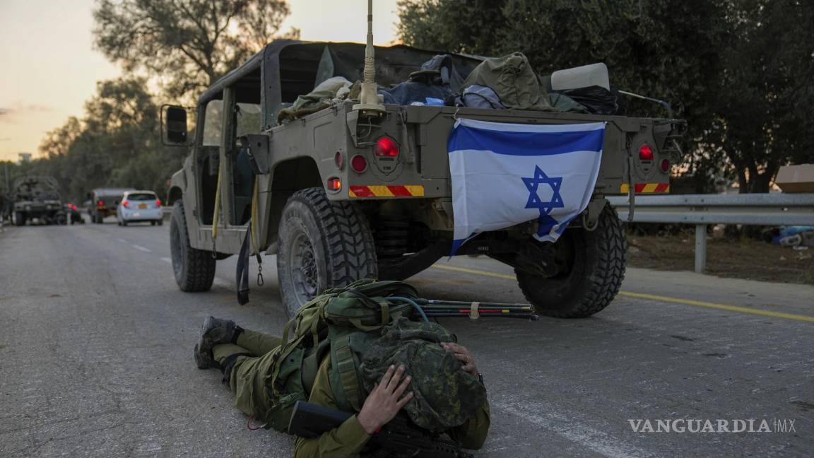 $!Un soldado israelí cree escuchar una sirena antiaérea y se tira al piso en el kibutz de Be'eri, Israel, el 11 de octubre de 2023.