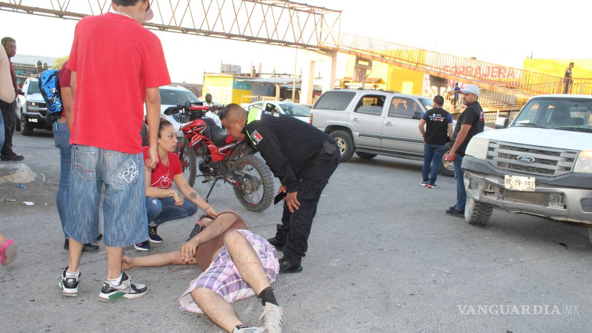 Camioneta le quita el paso a motociclista y lo manda al Hospital General de Saltillo