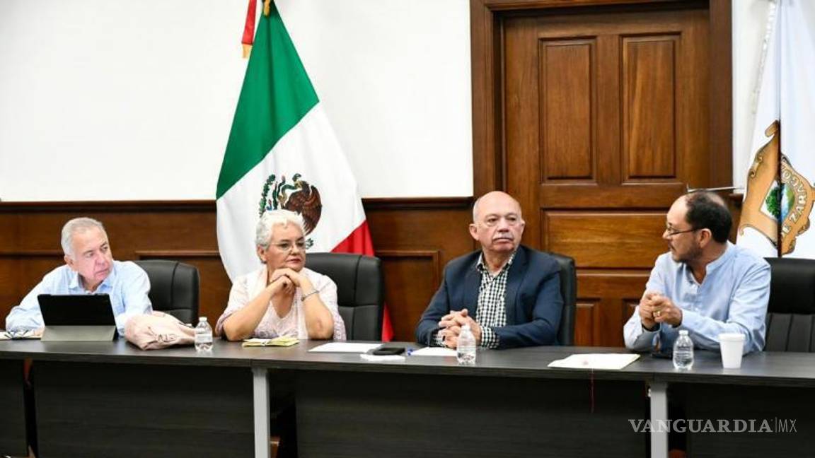 $!Esther Quintana y Óscar Pimentel, secretarios estatales, dialogan con los teatristas en una reunión de trabajo.