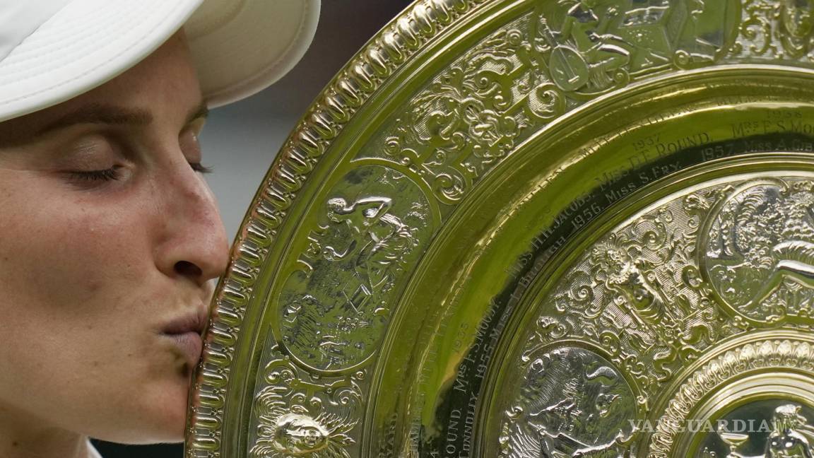 De ver Wimbledon en la tribuna en 2022 a ser campeona en 2023: Vondrousova conquista Londres
