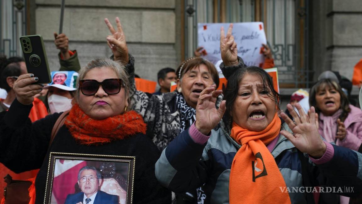 $!Simpatizantes del expresidente Alberto Fujimori y su hija Keiko gritan consignas afuera del tribunal en Lima, Perú.