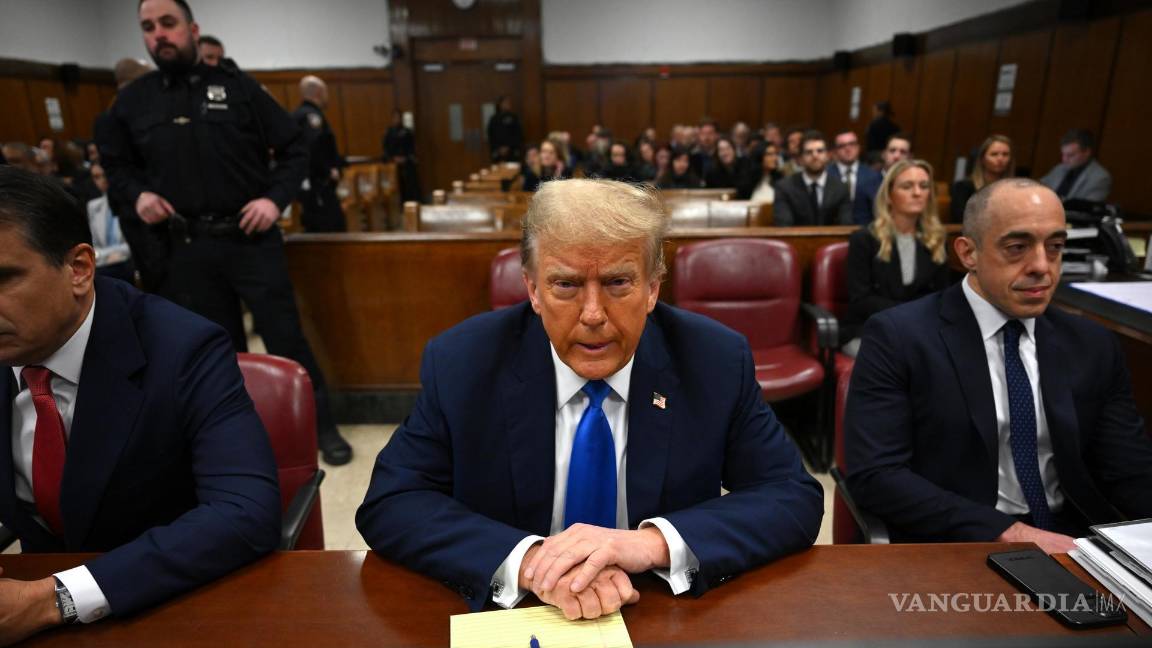 $!Donald Trump espera el inicio del procedimiento en el Tribunal Penal de Manhattan en Nueva York, Nueva York.