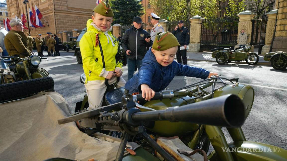 $!Los niños se sientan en una motocicleta militar antes del desfile militar del Día de la Victoria en la Plaza Dvortsovaya en San Petersburgo, Rusia.