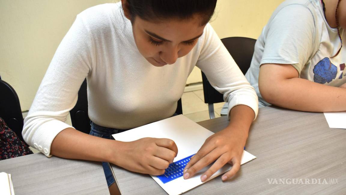 Ciudad Acuña: Futuras maestras aprenden, por iniciativa propia, sistema de lectura Braille