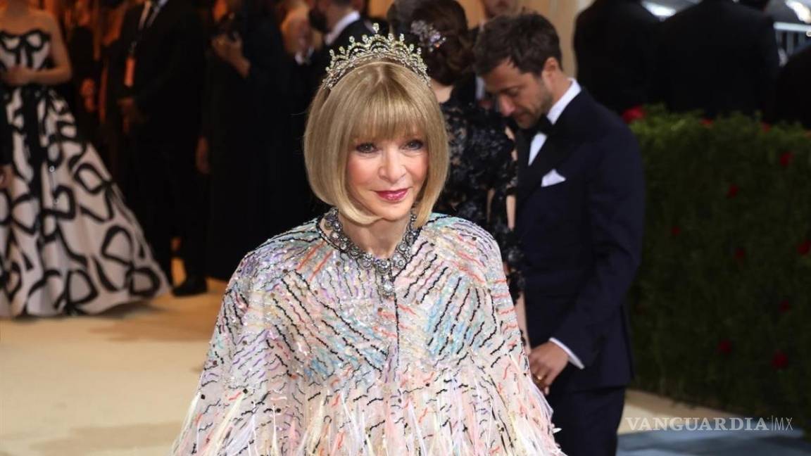 $!La editora de Vogue lució una tiara sobre su ya icónico corte bob.
