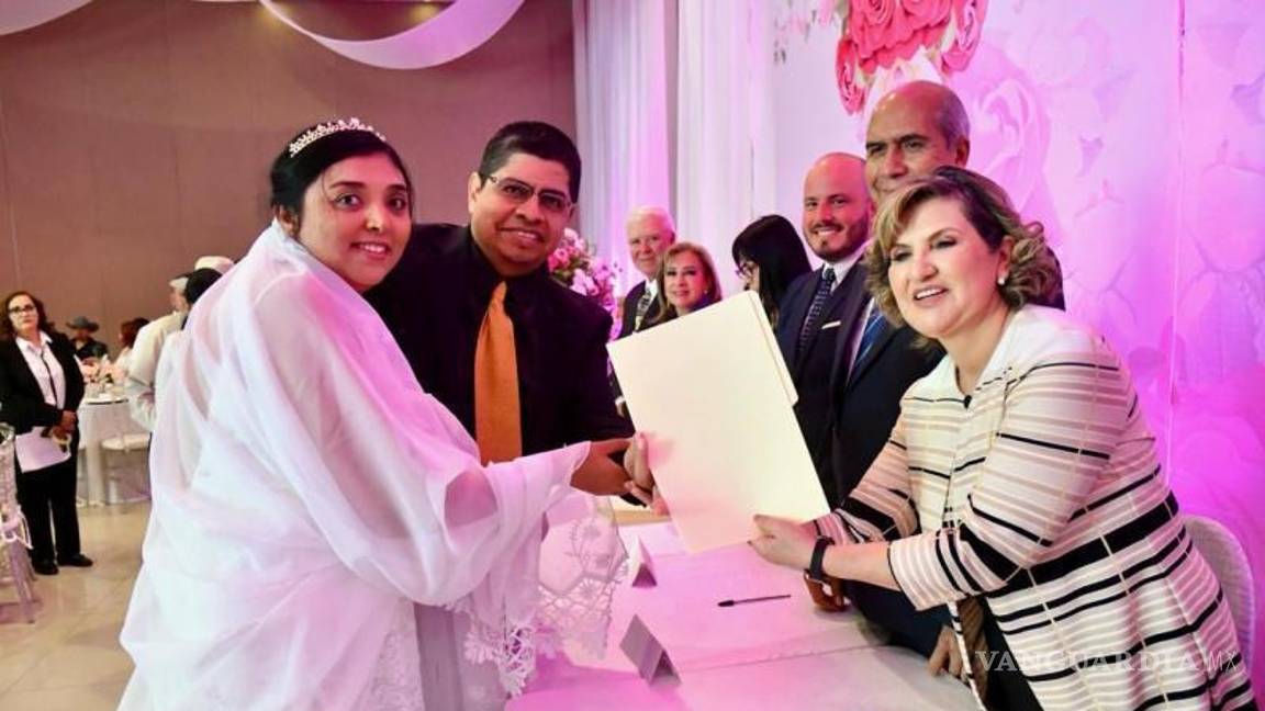 $!Autoridades fueron entregando a cada una de las parejas, su acta de matrimonio.