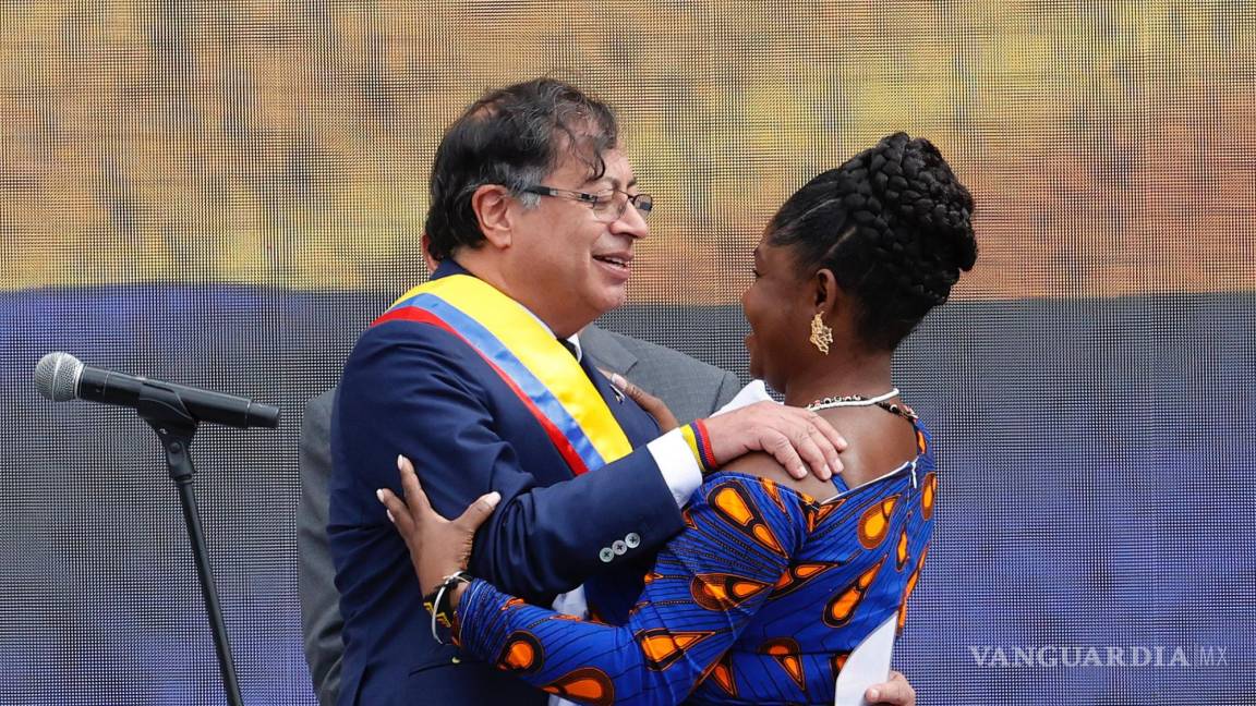 $!El presidente de Colombia, Gustavo Petro (i), abraza a la vicepresidenta Francia Márquez (d) tras tomarle juramento durante la ceremonia de Investidura.