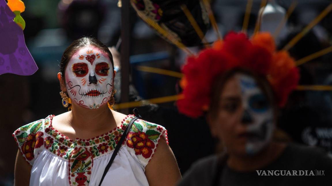 $!Decenas de personas se maquillaron de catrines y catrinas en avenida Reforma para participar en la tarde en la Mega Procesión de Catrinas 2022.