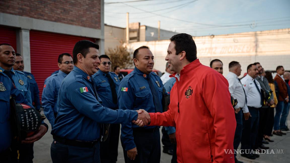 $!El Cuerpo de Bomberos de Saltillo realizó una demostración de rescate, como parte de las actividades para reforzar la seguridad y eficiencia del cuerpo de bomberos en la ciudad.