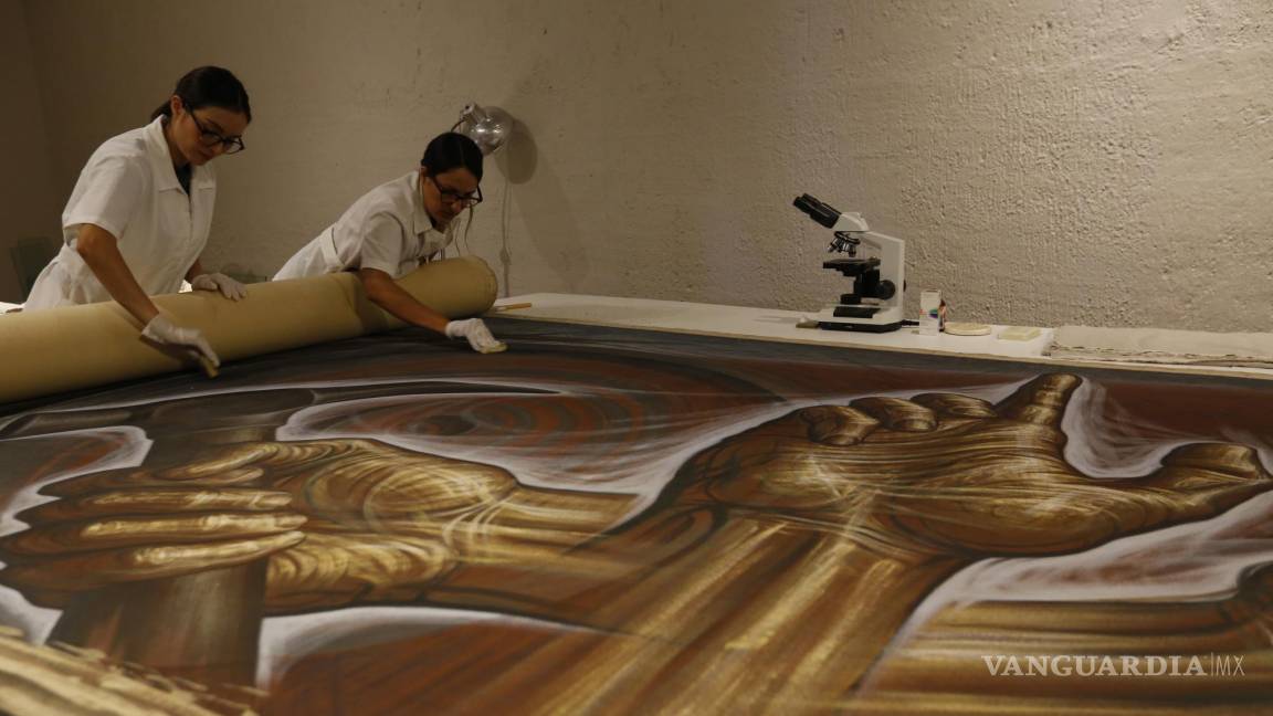 $!Especialistas laboran en la restauración del mural “La Guerra y La Paz” del pintor y muralista mexicano Gabriel Flores en el exconvento del Carmen de Guadalajara.