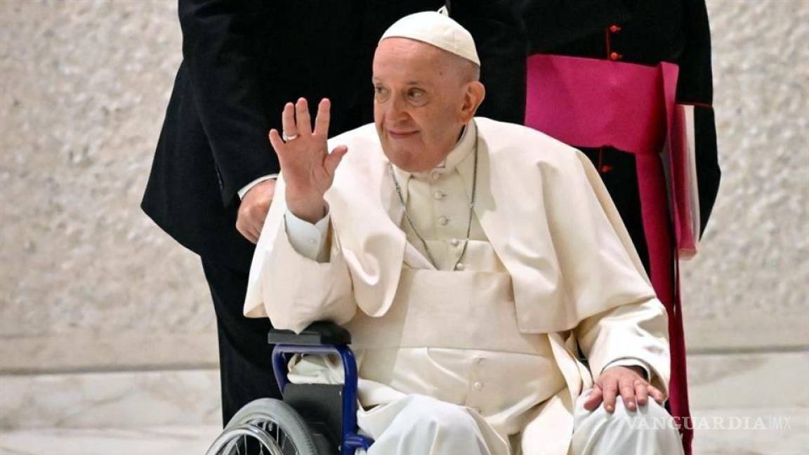 ‘Estoy así desde hace tiempo, no puedo caminar’; aparece Papa Francisco en silla de ruedas