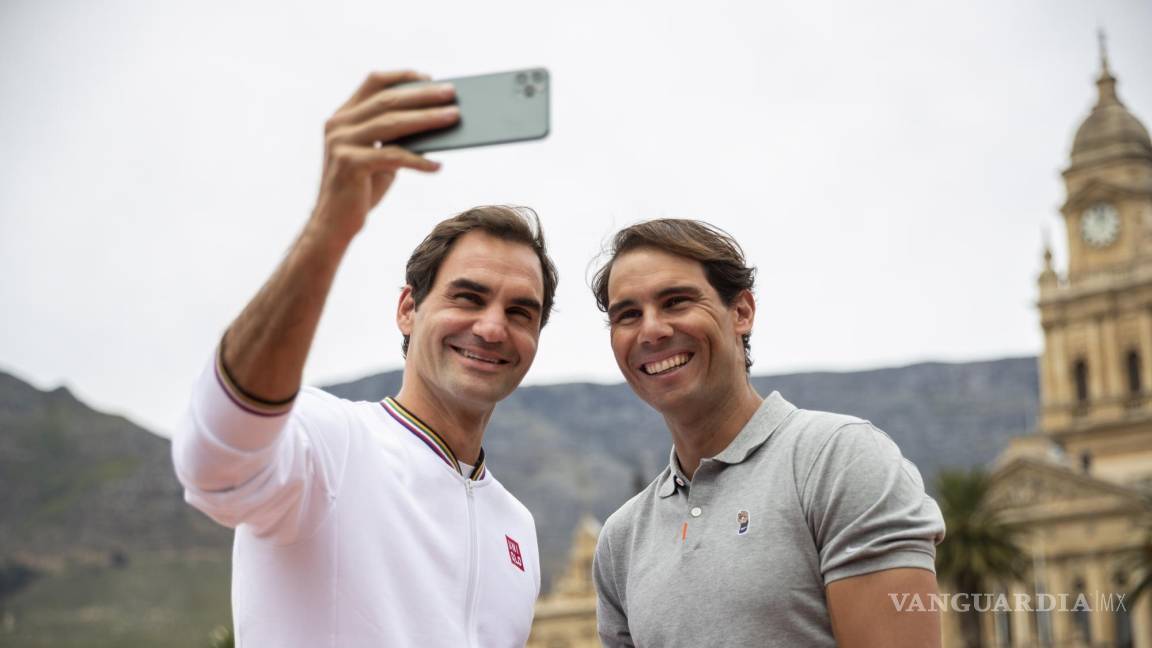 $!Roger Federer (i) y Rafael Nadal (i) toman una selfie después de jugar mini tenis en el Gran Desfile de Ciudad del Cabo el 07 de febrero de 2020 .