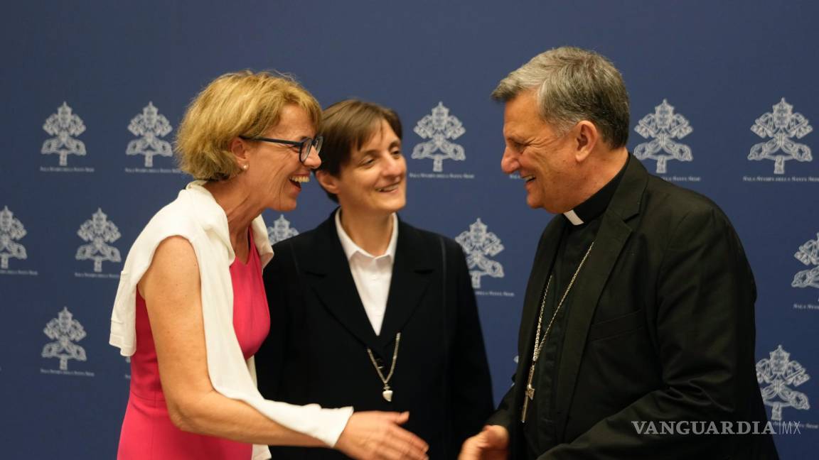 $!Helena Jeppesen Spuhler (i), el secretario general del Sínodo de los Obispos, el cardenal Mario Grech (d) y la hermana Nadia Coppa en el Vaticano.