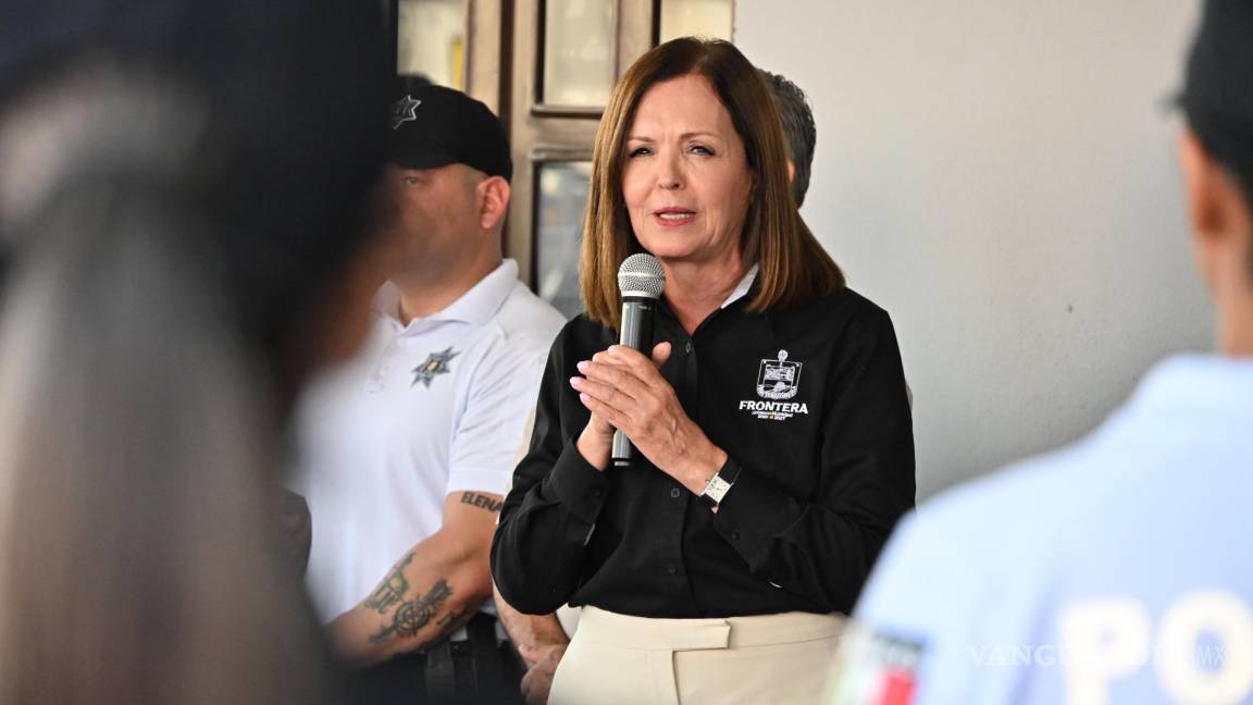 $!La alcaldesa Sari Pérez saluda a elementos de la Policía Municipal durante el pase de lista.