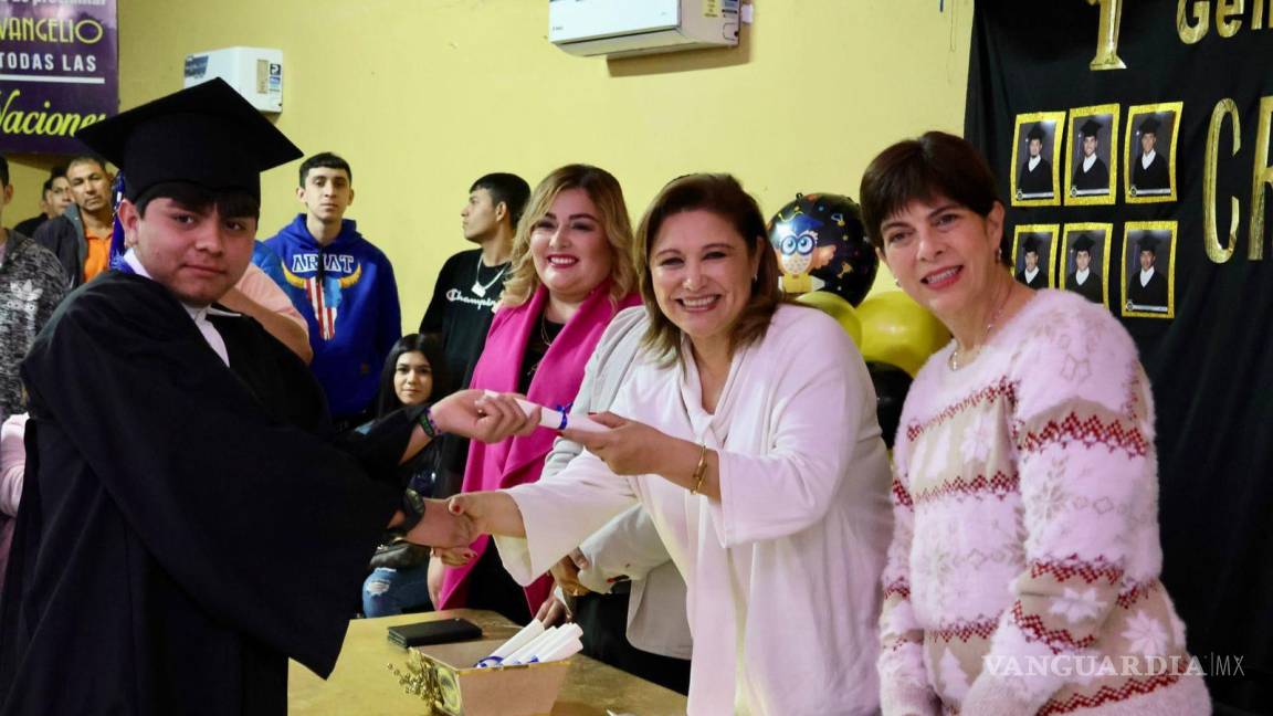 Amadrinó alcaldesa de Sabinas primera generación del Centro de Rehabilitación Emanuel