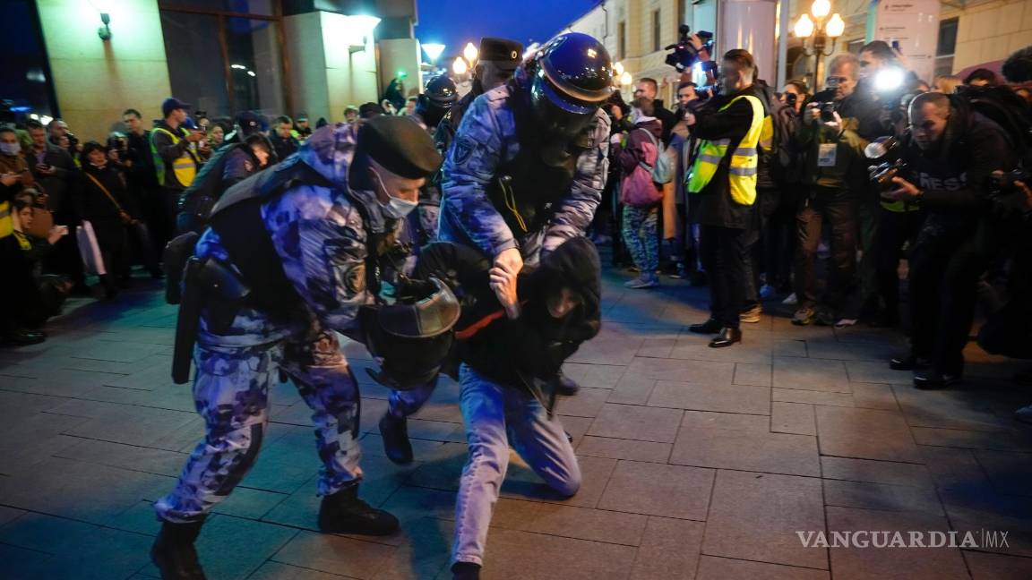 $!La policía antidisturbios detiene a un joven en una manifestación en Moscú, Rusia, el miércoles 21 de septiembre de 2022.