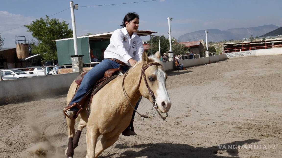 $!También se dieron cita mujeres jinetes quienes demostraron sus habilidades.