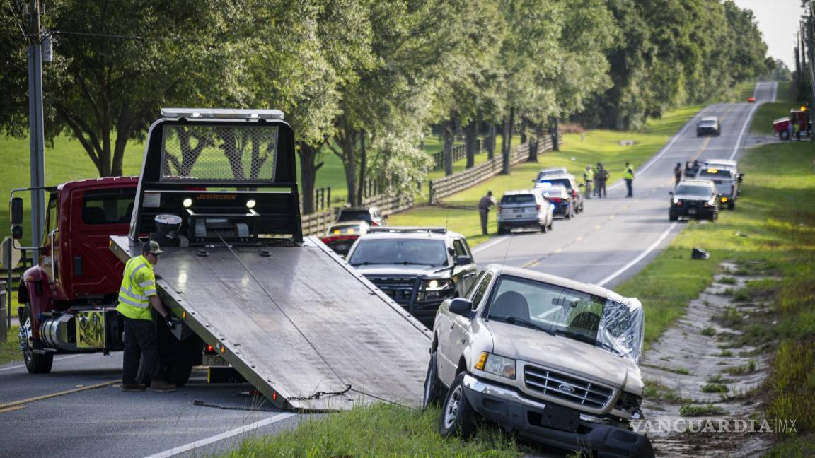 $!Ell autobús chocó de lado con una camioneta que venía por el carril contrario.