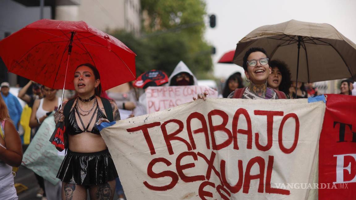 $!Personas que se dedican al trabajo sexual en México marcharon por el centro de CDMX para exigir el reconocimiento legal de su labor, acceso a seguridad social y el cese de la violencia en su contra.