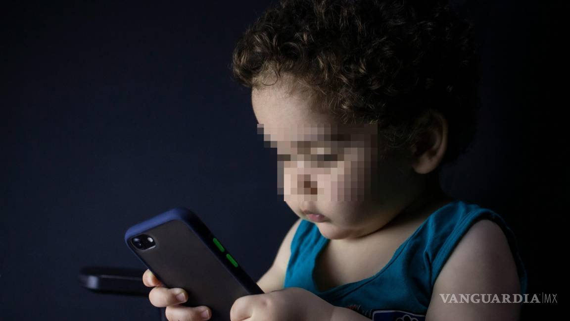 Niños pegados al celular, ¿cómo afecta su desarrollo?