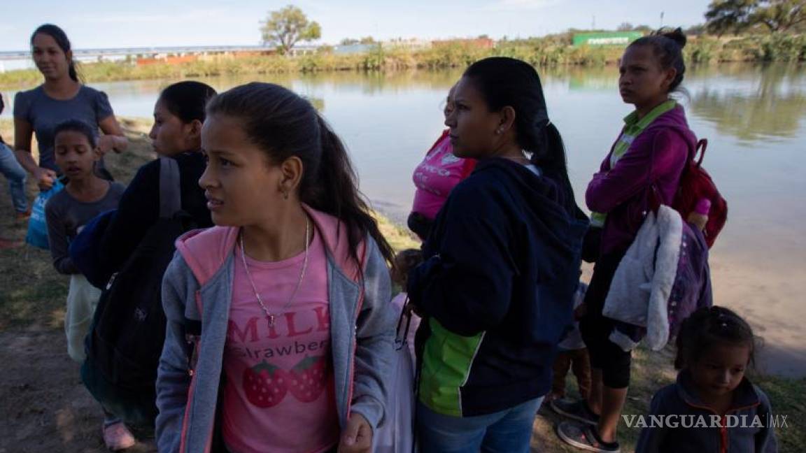 $!Un grupo de mujeres migrantes originarias de honduras escuchan como cruzar el río bravo en la frontera norte de méxico