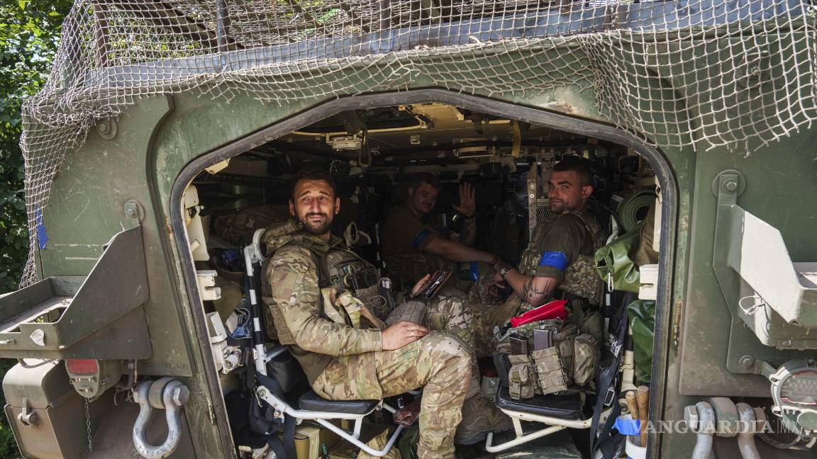 $!Los militares ucranianos se sientan dentro de su APC después de regresar de la región rusa de Kursk, cerca de la frontera entre Rusia y Ucrania.