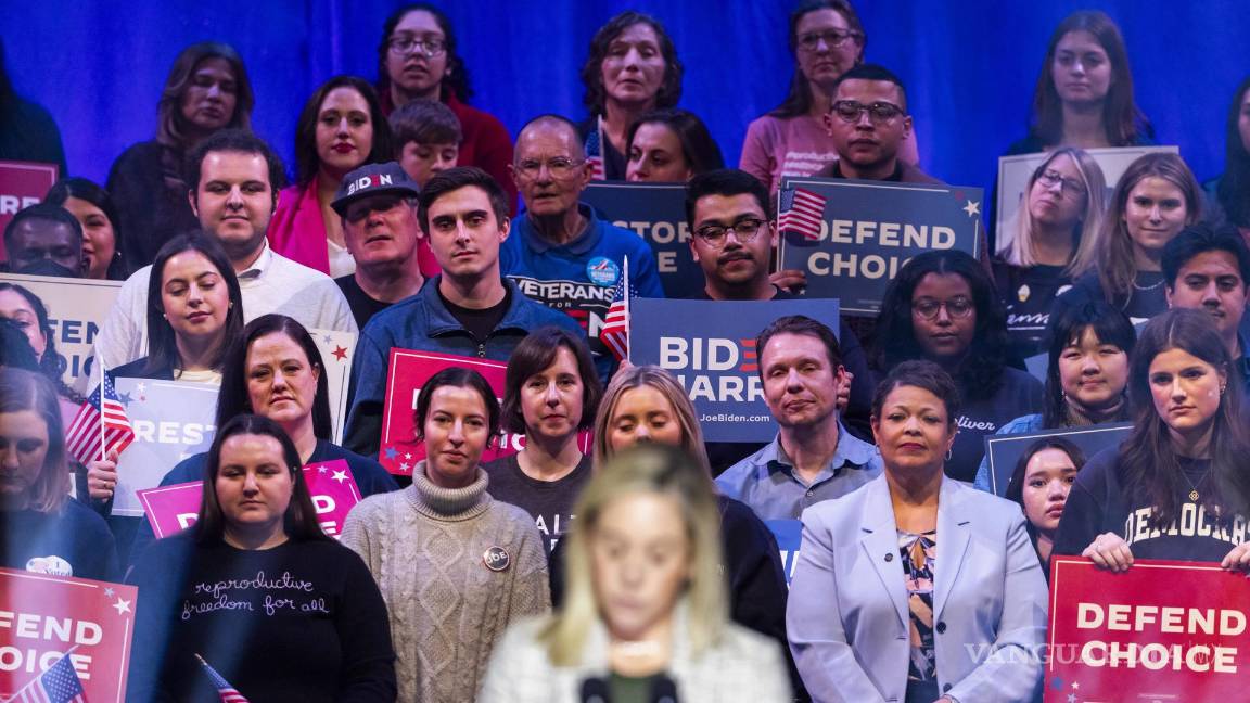 $!La gente escucha a Amanda Zurawski, quien casi muere porque no pudo abortar en su estado natal de Texas, presentando a Joe Biden en un mitin de campaña.