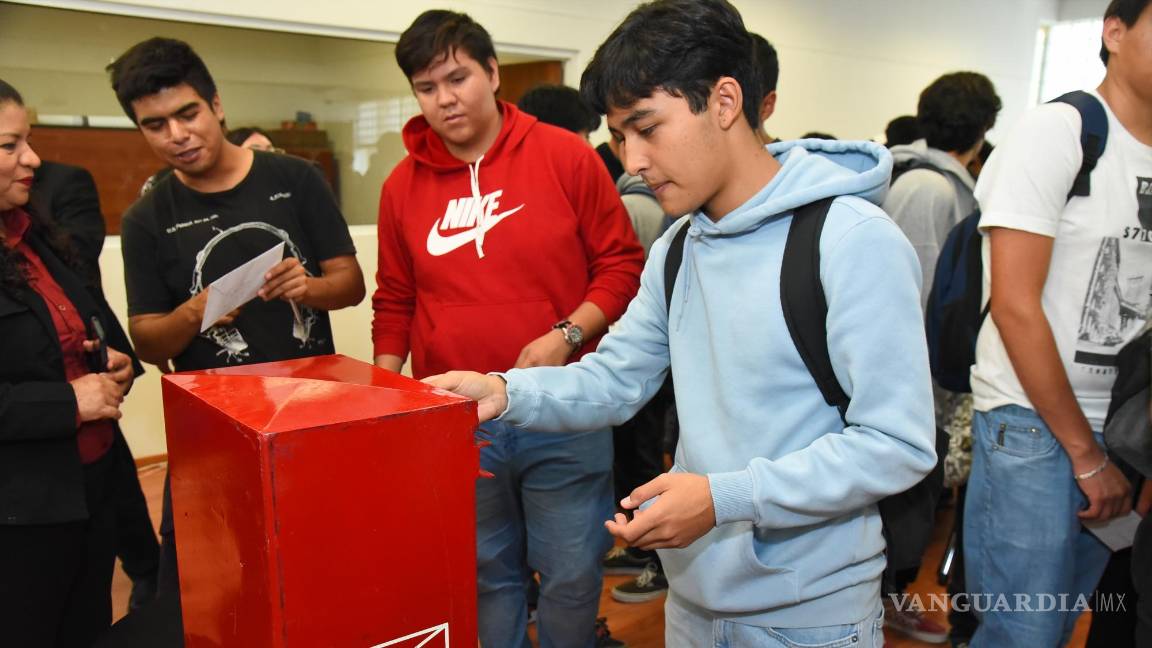 $!Estudiantes usan el correo del Servicio Postal Mexicano.