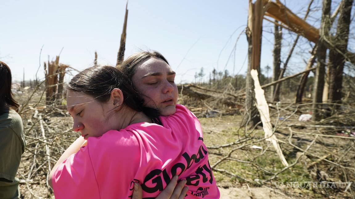 $!Hailey Hart, de 21 años (d) abraza a un amigo, Sage Falgoust, de 16 años, después de recordar cómo ella, su prometido y sus perros resistieron el tornado en Tylertown, Mississippi.