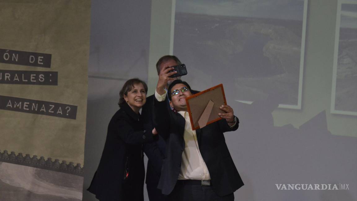 $!La periodista Carmen Aristegui, el embajador Wolfgang Dold, y el fotoperiodista Omar Saucedo.