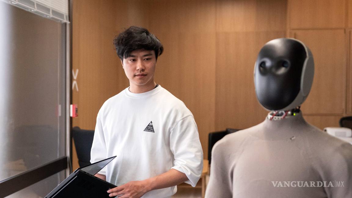 $!Eric Jang, vicepresidente de inteligencia artificial de 1X, con Neo, el nuevo modelo de robot humanoide de la compañía, en las instalaciones de 1X en Sunnyvale.