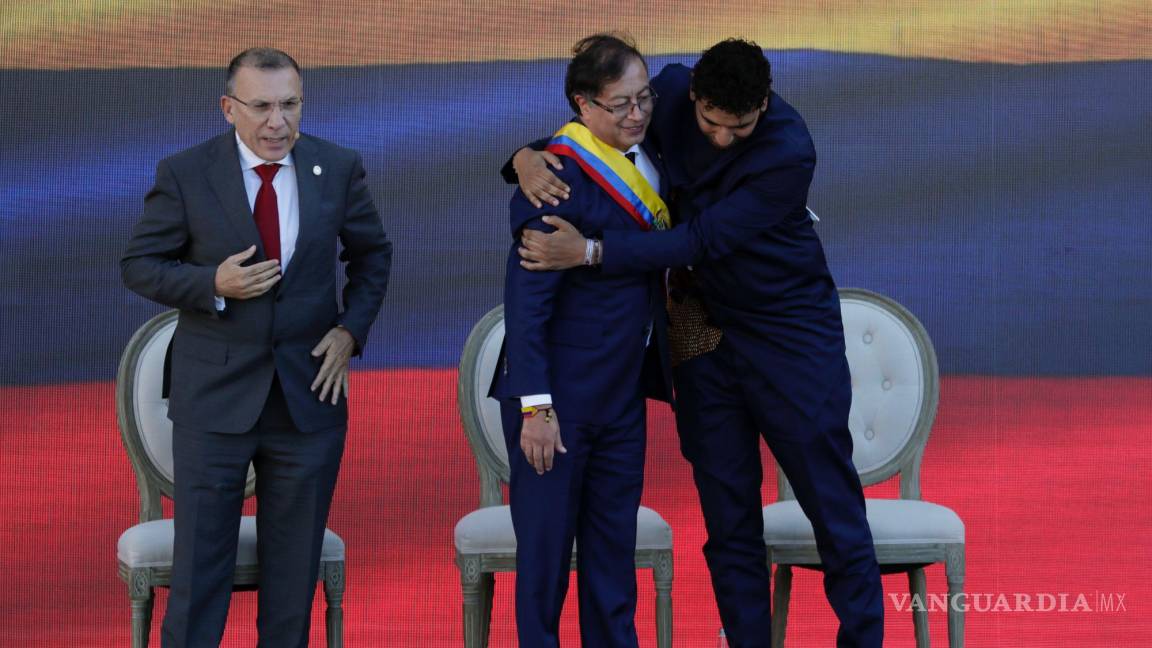 $!El presidente de la Cámara, David Racero (i) abraza al presidente de Colombia, Gustavo Petro junto al presidente del Senado, Roy Barreras en Bogotá, Colombia.